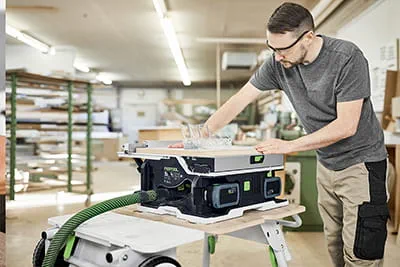 Precisione di una sega per laminati da portare sempre con sé con la nuova sega circolare da banco a batteria CSC SYS 50 di Festool.