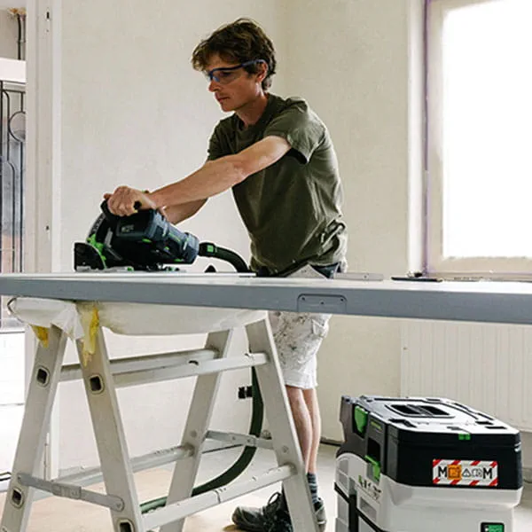 L'aspiratore compatto a batteria è il partner ideale per i lavori di montaggio e per operazioni da eseguire "al volo".