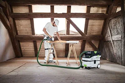 L'aspiratore compatto a batteria è il partner ideale per i lavori di montaggio e per operazioni da eseguire "al volo".