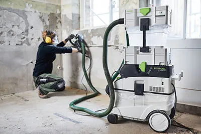 La levigatrice per risanamenti RG 130 ECI abbinata all'unità mobile di aspirazione CTM 36 AC RENOFIX e al preseparatore CT-VA consente di ottenere eccellenti risultati di aspirazione e garantisce un lavoro a basso sviluppo di polvere.