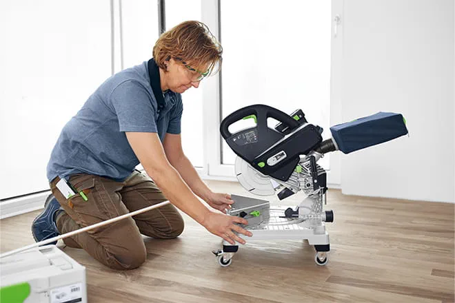 La nuova sega per listelli a batteria SYMC 70 di Festool
