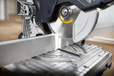 La nuova sega per listelli a batteria SYMC 70 di Festool