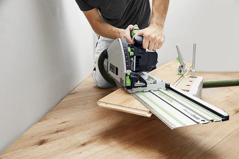 In combinazione con la guida di taglio trasversale, il TS 60 K può essere utilizzato in modo flessibile per i lavori di posa del pavimento.