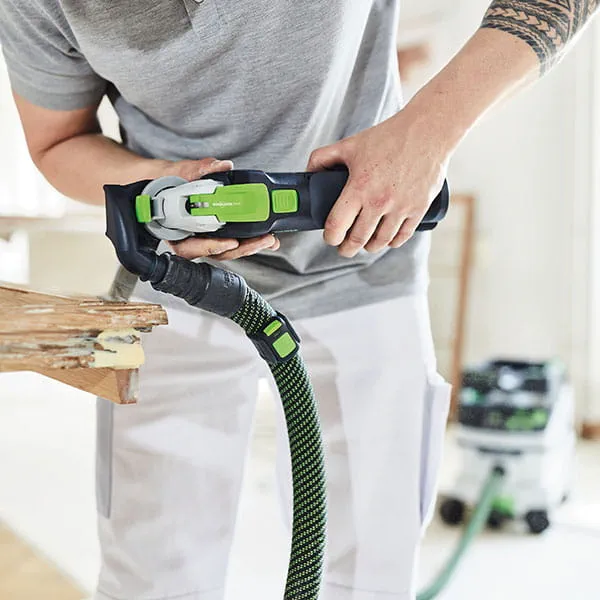 Il nuovo utensile multifunzione a batteria Vecturo OSC18 Festool in uso