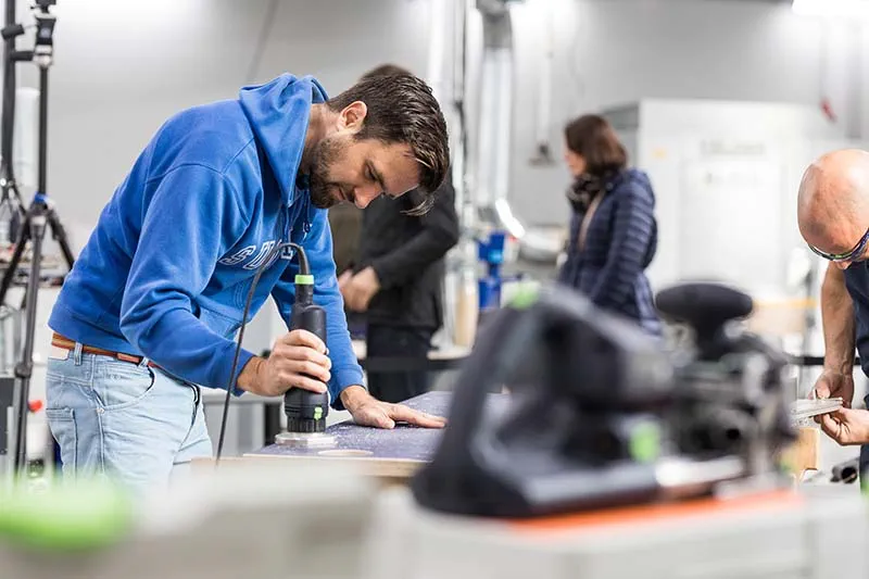 Lavori di carpenteria con la levigatrice a batteria